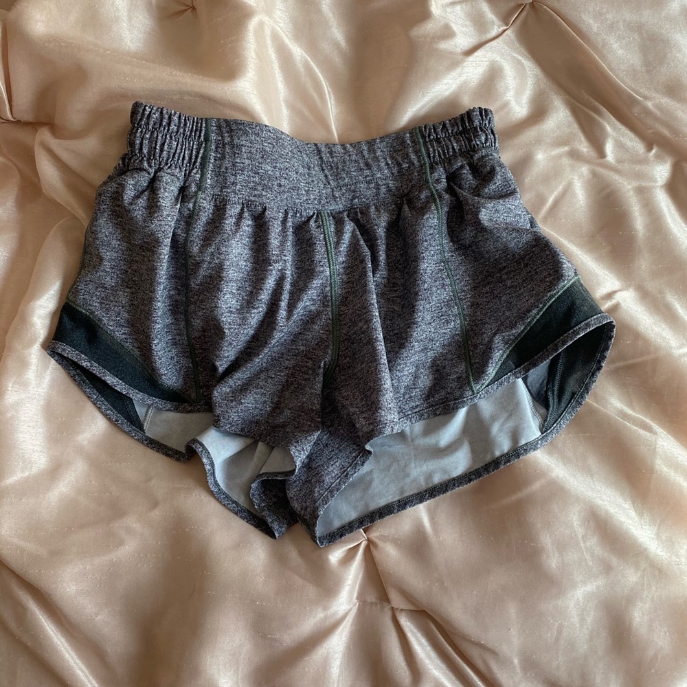 lululemon hotty hot shorts 2.5” size 4